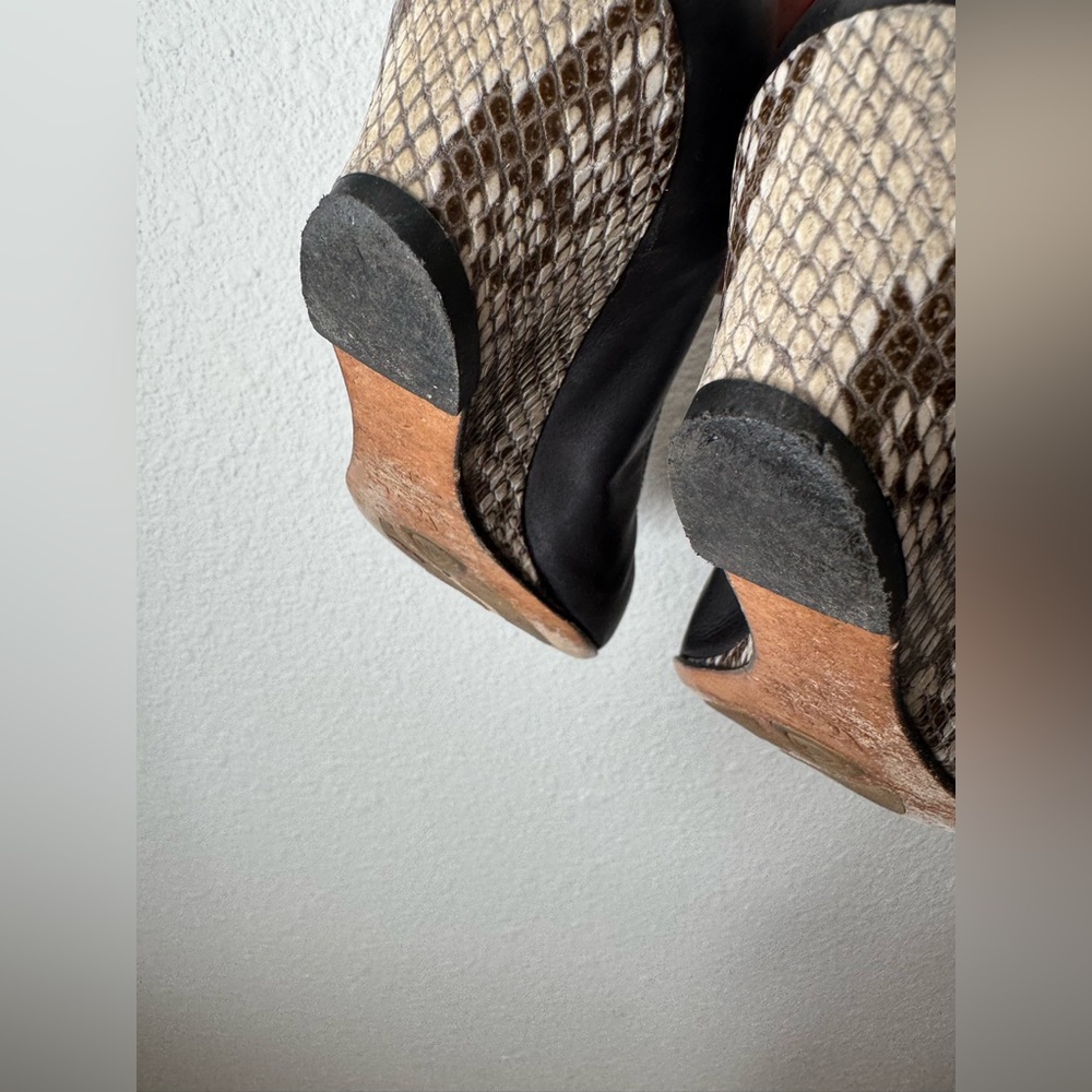 SALE! AGL Attilio Giusti Leombruni “Jody” patent and leather wedge pump - Picture 7 of 9